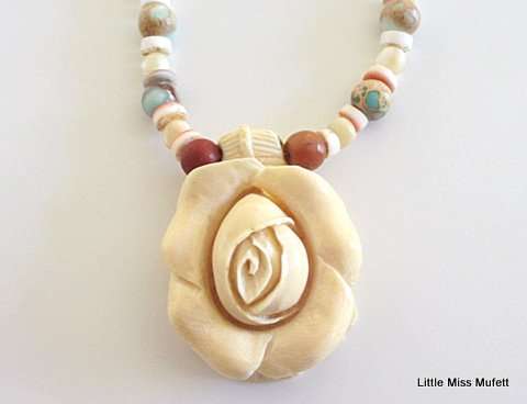 UNUSUAL AND RARE. A JASPER,MOTHER OF PEARL AND CARVED ROSE NECKLACE