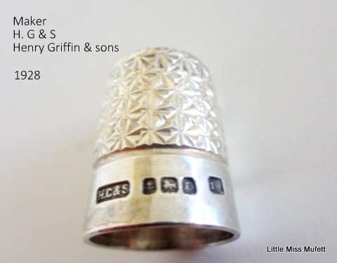 A hallmarked silver thimble 1928