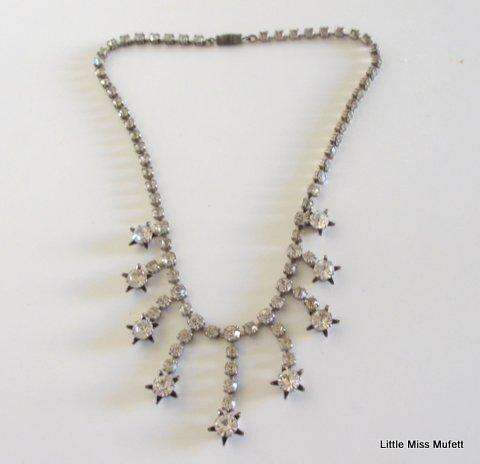 A vintage costume jewellery necklace