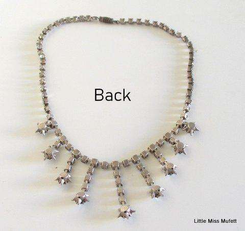 A vintage costume jewellery necklace