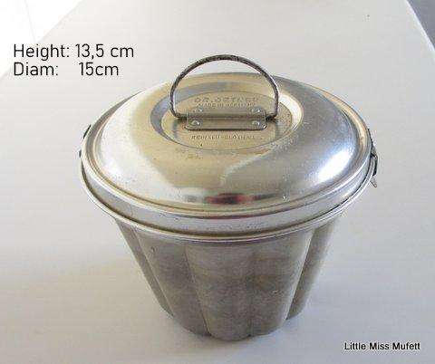 A VINTAGE ALIUMINIUM PUDDING STEAMER---DR. OETKER