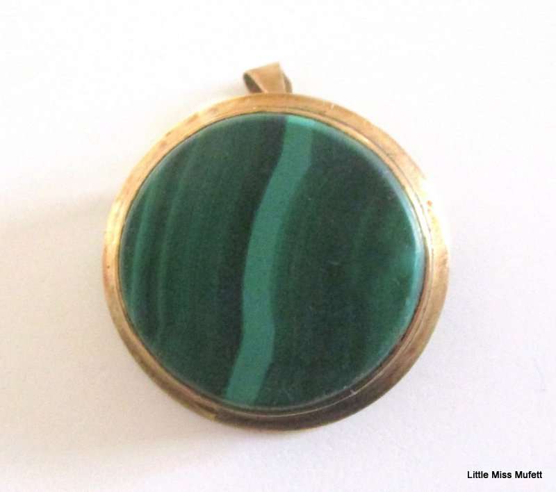 A SOLID 9ct GOLD MALACITE PENDANT / BROOCH---TOTAL WEIGHT: 11,12 gram