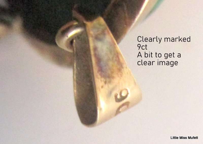 A SOLID 9ct GOLD MALACITE PENDANT / BROOCH---TOTAL WEIGHT: 11,12 gram