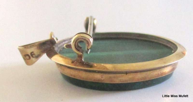 A SOLID 9ct GOLD MALACITE PENDANT / BROOCH---TOTAL WEIGHT: 11,12 gram