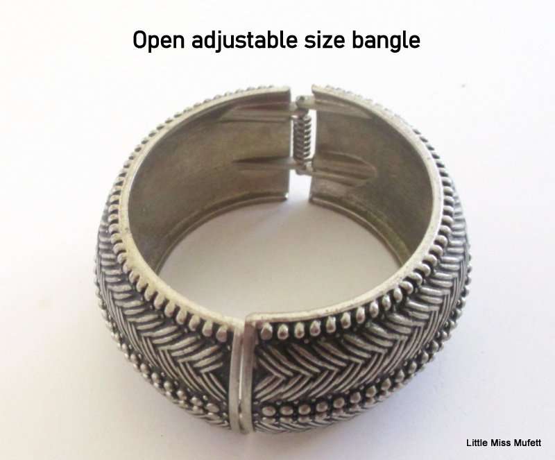 A SCOTTISH KILT PIN BROOCH AND A LOT OF GOOD COSTUME JEWELLERY--NOT JUNK.