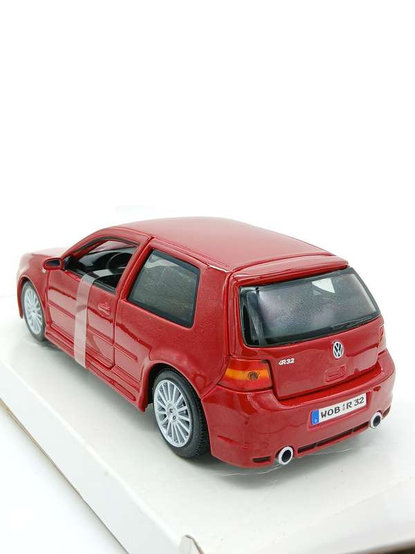 Maisto Volkswagen VW Golf R32 Red