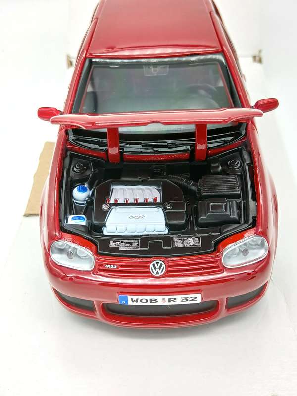 Maisto Volkswagen VW Golf R32 Red
