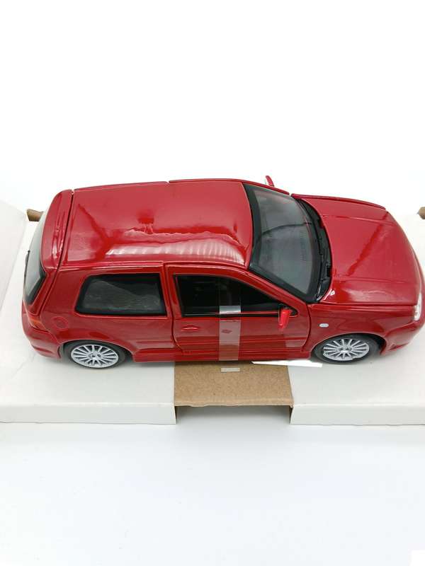 Maisto Volkswagen VW Golf R32 Red