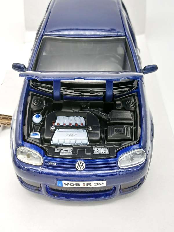 Maisto Volkswagen VW Golf R32 Blue