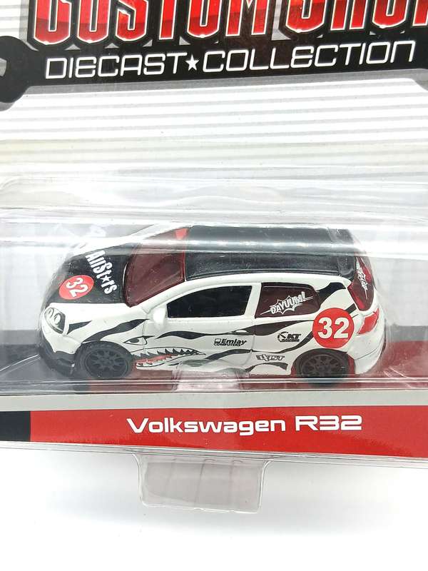 Maisto Volkswagen VW Golk R32 Custom Shop White