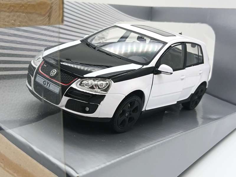 Schuco Volkswagen VW Golf GTI Mk V
