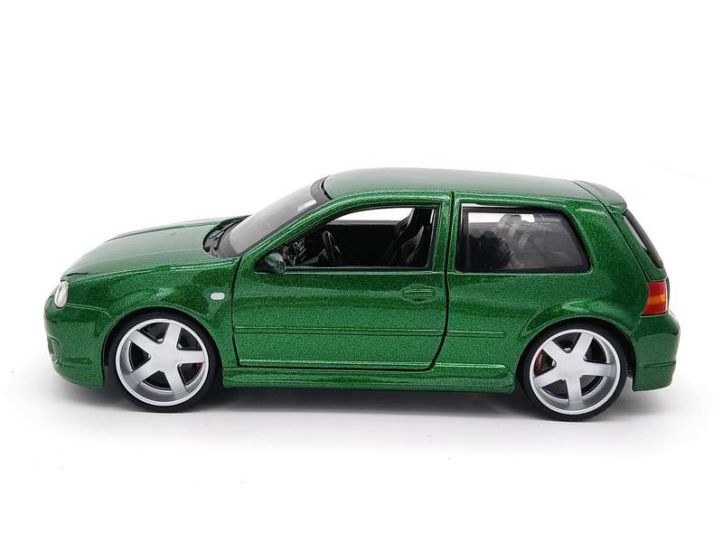 Maisto Volkswagen VW Golf Mk4 R32 1/24 Green Assembly Line Built - Rare