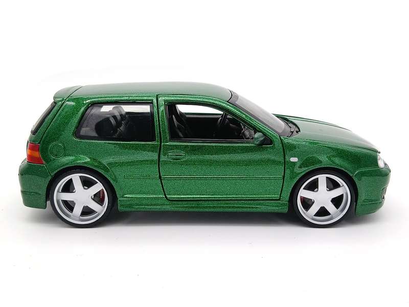 Maisto Volkswagen VW Golf Mk4 R32 1/24 Green Assembly Line Built - Rare