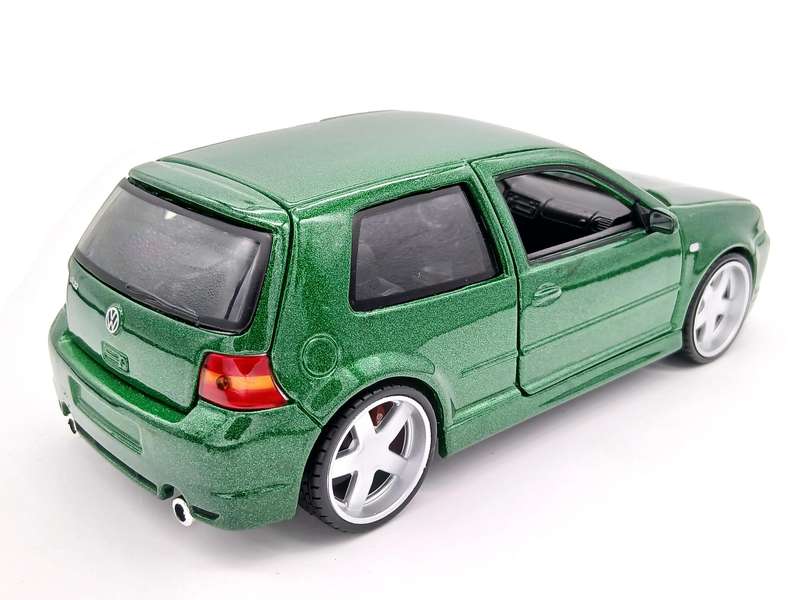 Maisto Volkswagen VW Golf Mk4 R32 1/24 Green Assembly Line Built - Rare