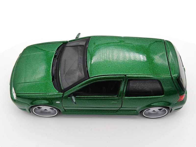 Maisto Volkswagen VW Golf Mk4 R32 1/24 Green Assembly Line Built - Rare