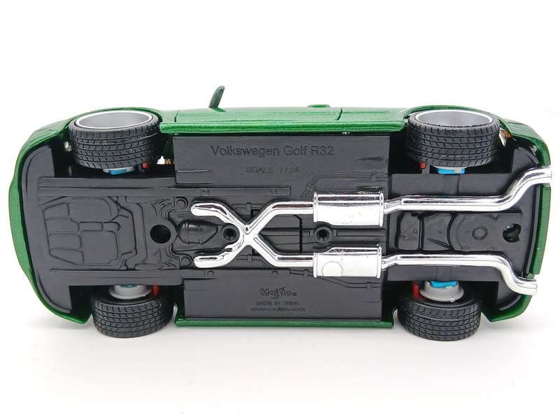 Maisto Volkswagen VW Golf Mk4 R32 1/24 Green Assembly Line Built - Rare