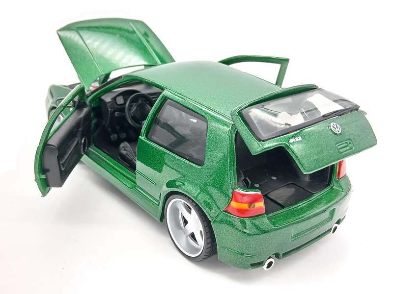 Maisto Volkswagen VW Golf Mk4 R32 1/24 Green Assembly Line Built - Rare