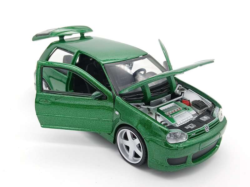 Maisto Volkswagen VW Golf Mk4 R32 1/24 Green Assembly Line Built - Rare