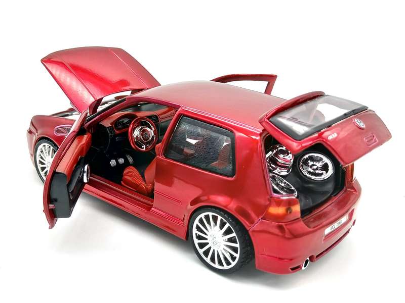 Maisto Volkswagen VW Golf Mk4 R32 1/24 Red Custom Shop Cruz Tuner - Rare
