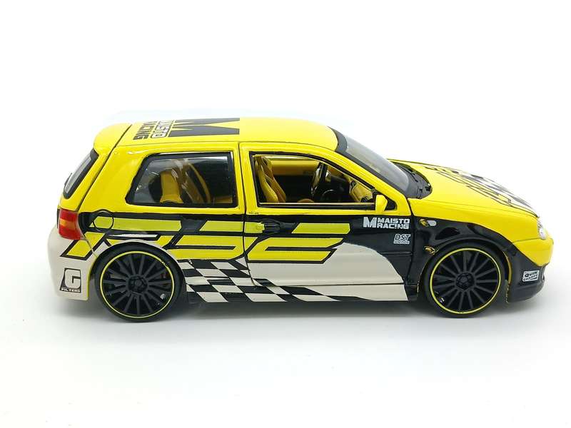Maisto Volkswagen VW Golf Mk4 R32 1/24 Yellow Maisto Racing - Rare