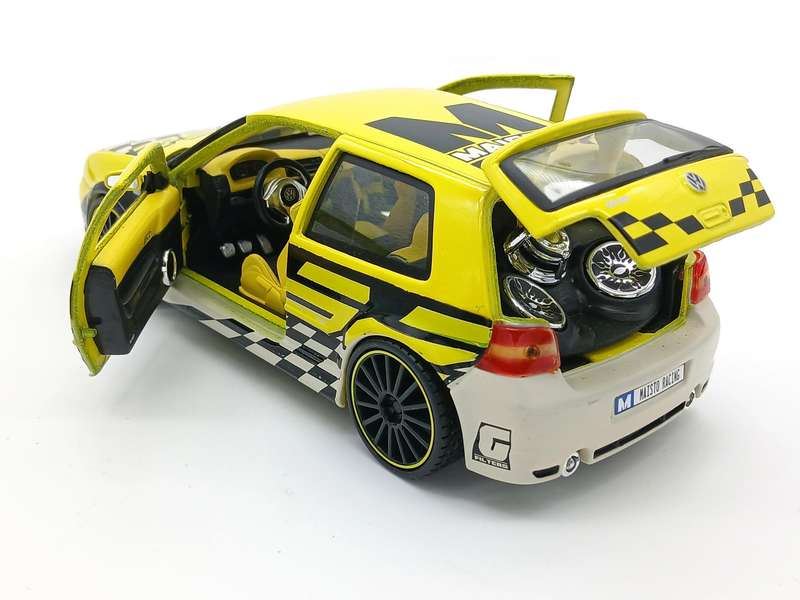 Maisto Volkswagen VW Golf Mk4 R32 1/24 Yellow Maisto Racing - Rare