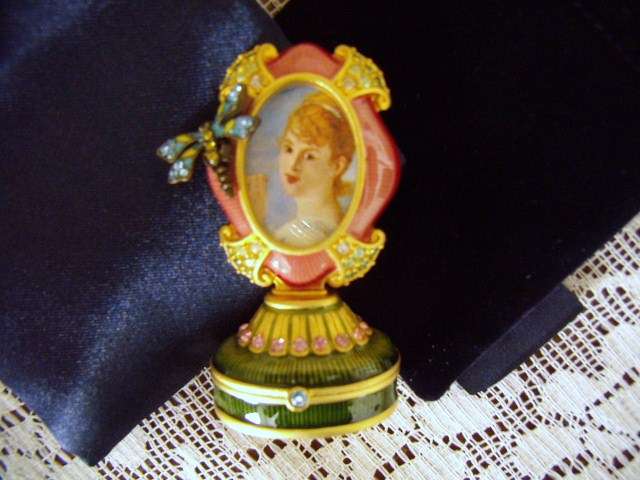 Estee Lauder Perfume Holder 2005 Strongfeller Designed with coloured Rhinestones