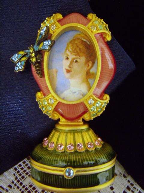 Estee Lauder Perfume Holder 2005 Strongfeller Designed with coloured Rhinestones