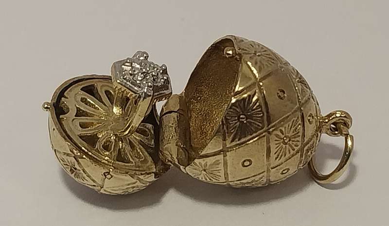 9ct Yellow Gold Egg Pendant
