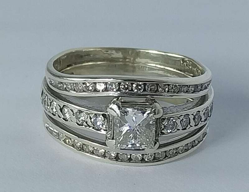 9ct WHITE GOLD DIAMOND RING