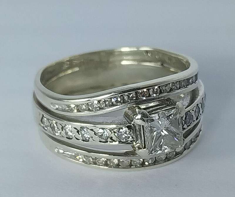 9ct WHITE GOLD DIAMOND RING