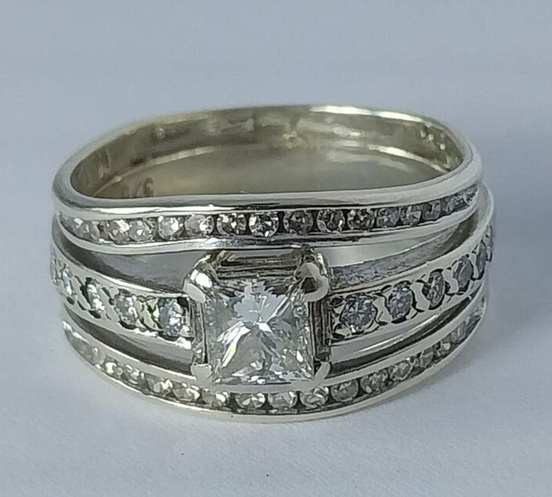 9ct WHITE GOLD DIAMOND RING