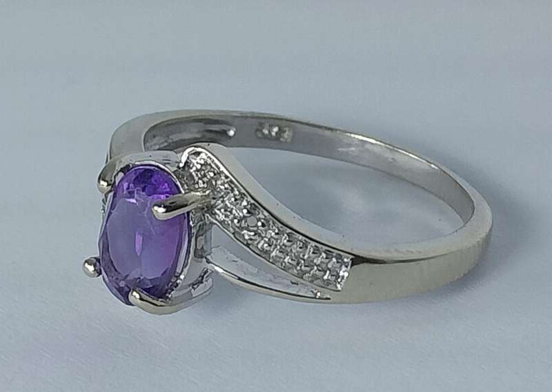 9ct WHITE GOLD RING