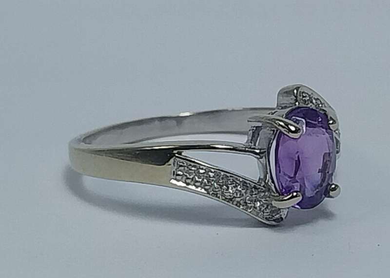 9ct WHITE GOLD RING
