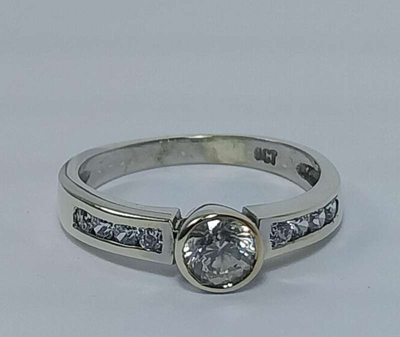 9ct WHITE GOLD RING