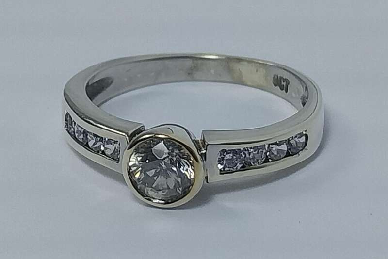 9ct WHITE GOLD RING