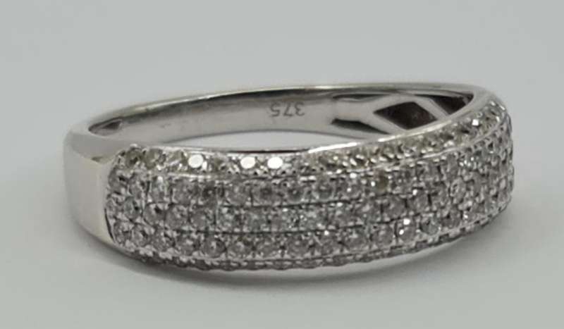 9ct WHITE GOLG RING WITH DIAMONDS