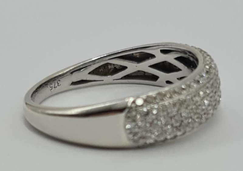 9ct WHITE GOLG RING WITH DIAMONDS