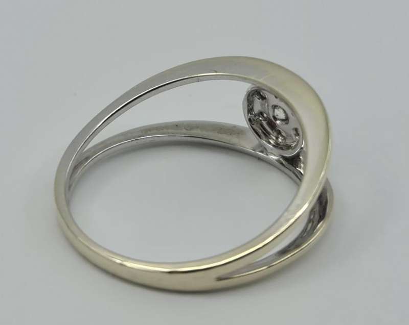 9 ct WHITE GOLD RING WITH DIAMONDS