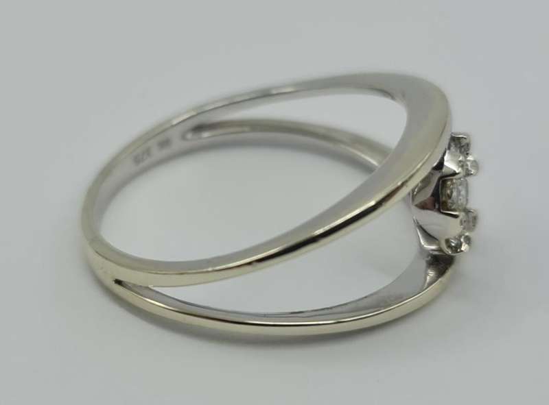 9 ct WHITE GOLD RING WITH DIAMONDS