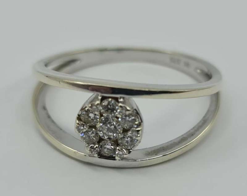 9 ct WHITE GOLD RING WITH DIAMONDS
