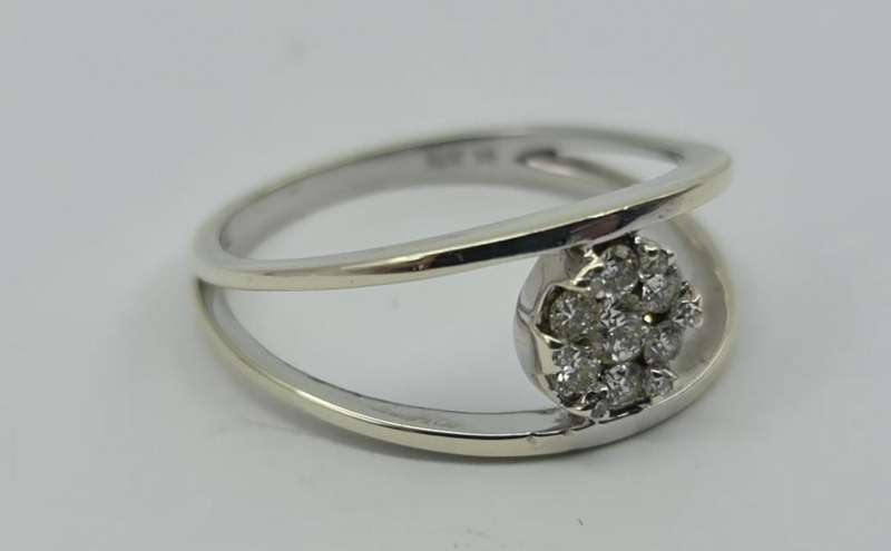 9 ct WHITE GOLD RING WITH DIAMONDS