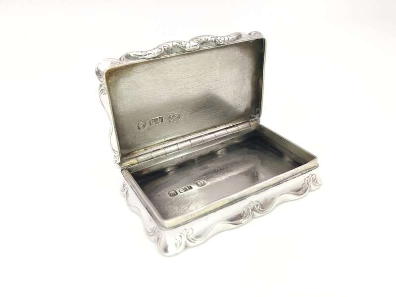 George Unite sterling silver snuff box (Birmingham, 1863)