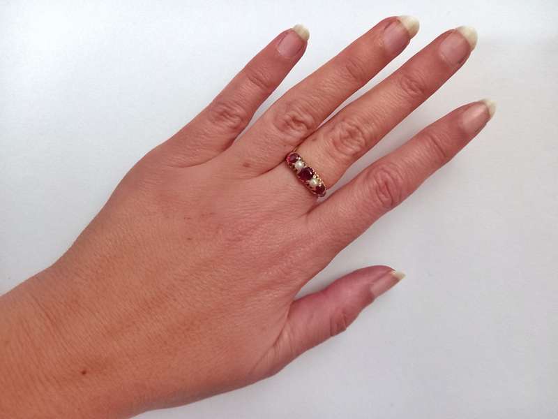 Vintage 9ct gold garnet & pearl ring