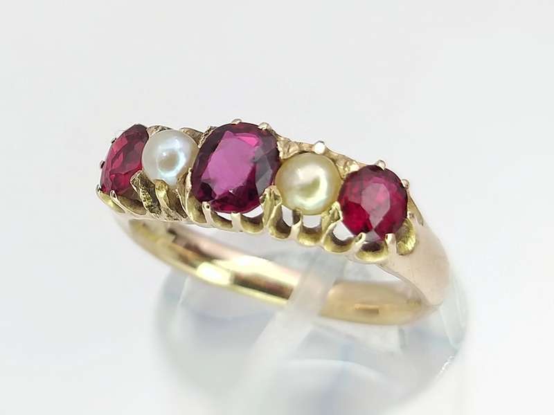 Vintage 9ct gold garnet & pearl ring