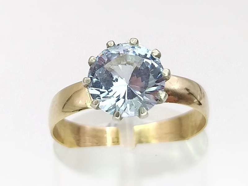 Classic vintage 9ct gold ring set with a round faceted blue topaz