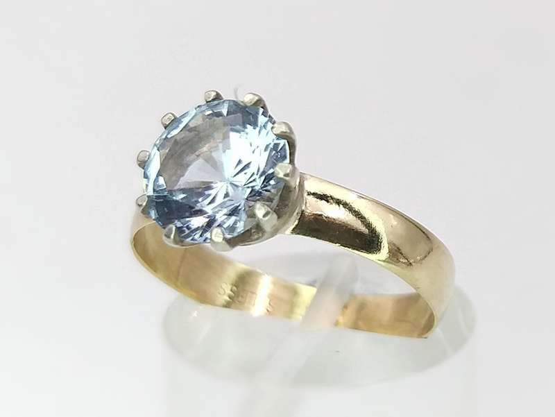 Classic vintage 9ct gold ring set with a round faceted blue topaz