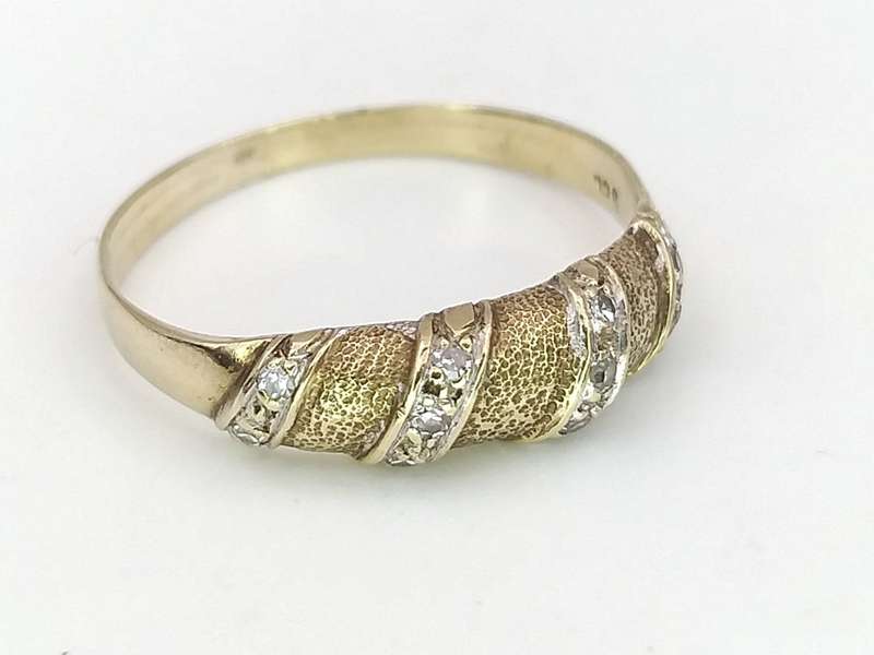 Unusual 9ct gold ring with pavé set diamonds