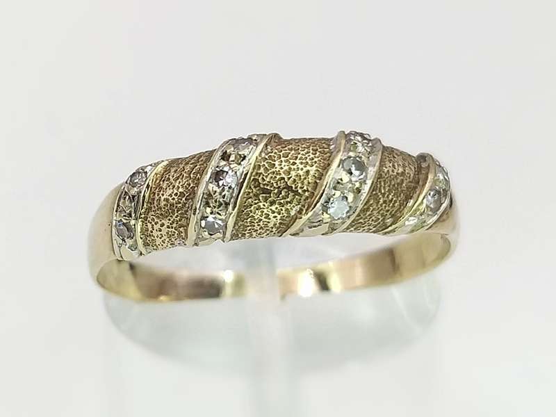 Unusual 9ct gold ring with pavé set diamonds