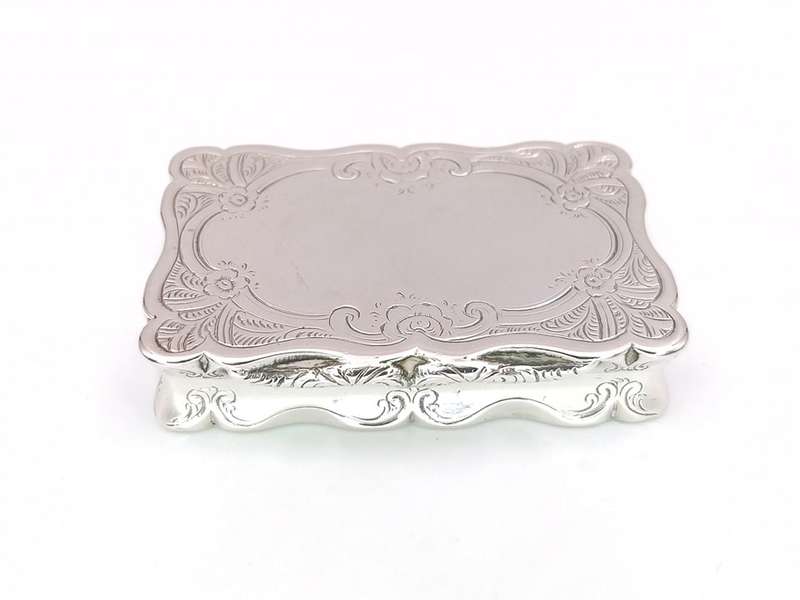 George Unite sterling silver snuff box (Birmingham, 1863)