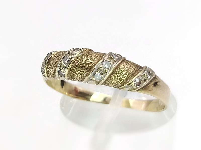 Unusual 9ct gold ring with pavé set diamonds